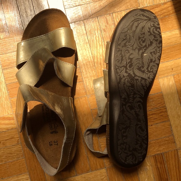 Like new noat sandals - Picture 2 of 2